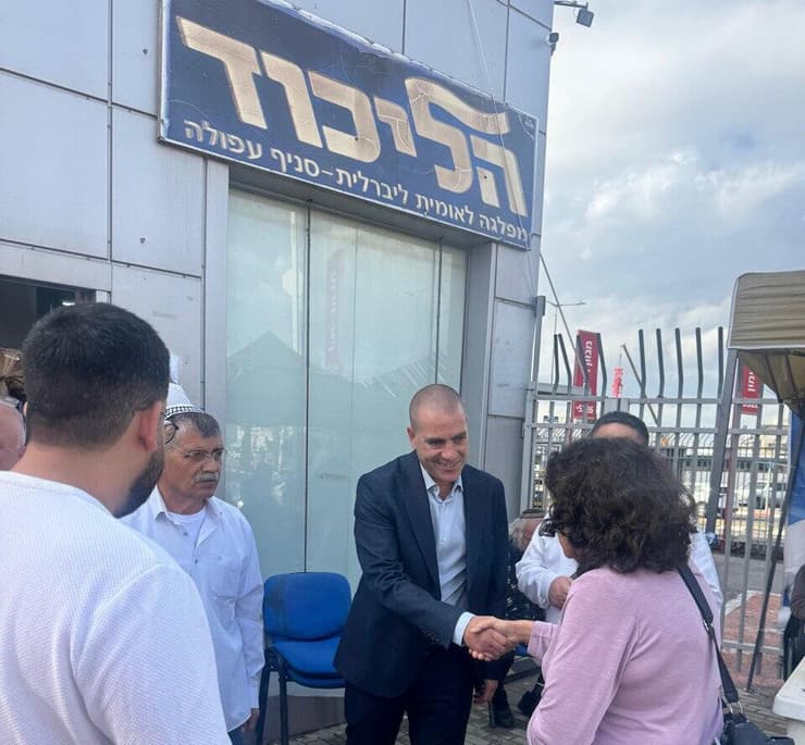 אופיר כץ בקלפיות בעפולה בבחירות לועידת הליכוד