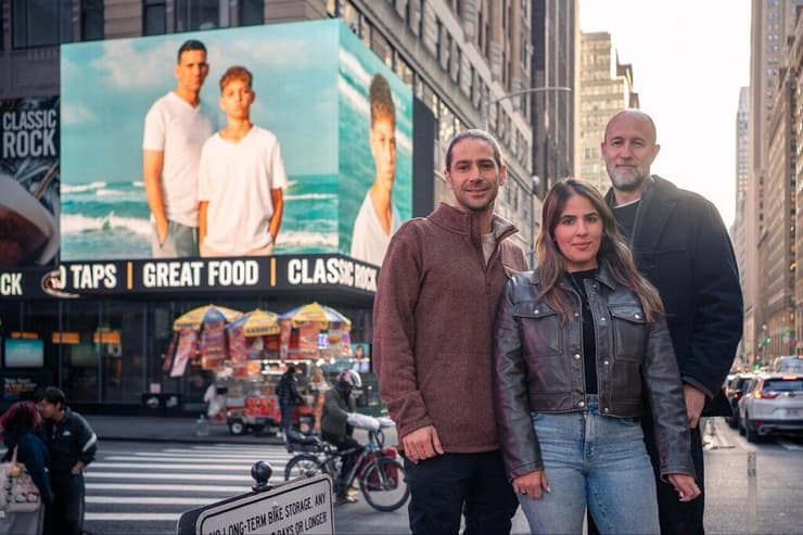 מימין לשמאל: הצלם והאמן דניאל צ'צ'יק, עדן שמואל, ניצולת נובה ומשתתפת בתוכנית טיפול בטראומה בעמותת "הגל שלי" וירון וקסמן, מייסד שותף ומנכ"ל "הגל שלי"