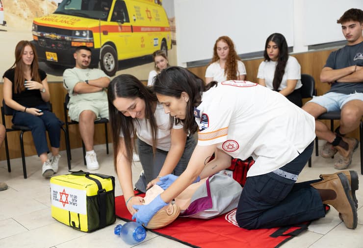 "אנחנו מכשירים בכל שנה כ-500 אלף איש בעזרה ראשונה ברמות השונות". הדרכת עזרה ראשונה של מד"א (צילום: אלירן אביטל) קורס עזרה ראשונה של מד"א
