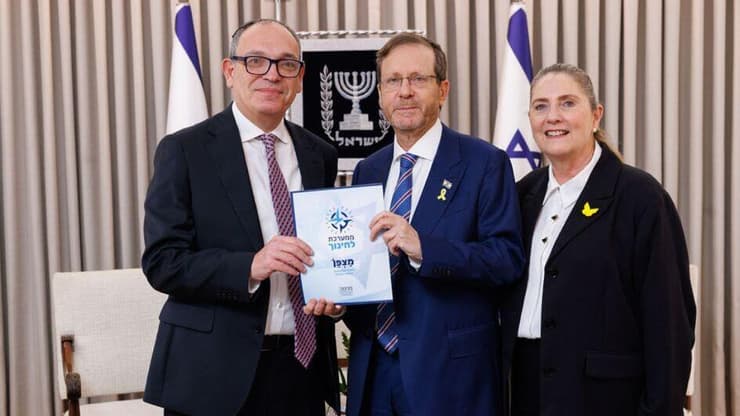 שי פירון עם הנשיא יצחק (בוז'י) הרצוג ורעייתו מיכל