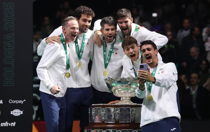 סלפי מנצח אחרי הגמר מול ספרד. מימין: סונגו, קובולי, וובאסורי, בוללי, ברטיני ו-וולנדרי (צילום: Clive Brunskill/Getty Images for ITF) סלפי מנצח. מימין: לורנצו סונגו, פלאביו קובולי, אנדראה וובאסורי, סימונה בוללי, מטאו ברטיני ופיליפו וולנדרי