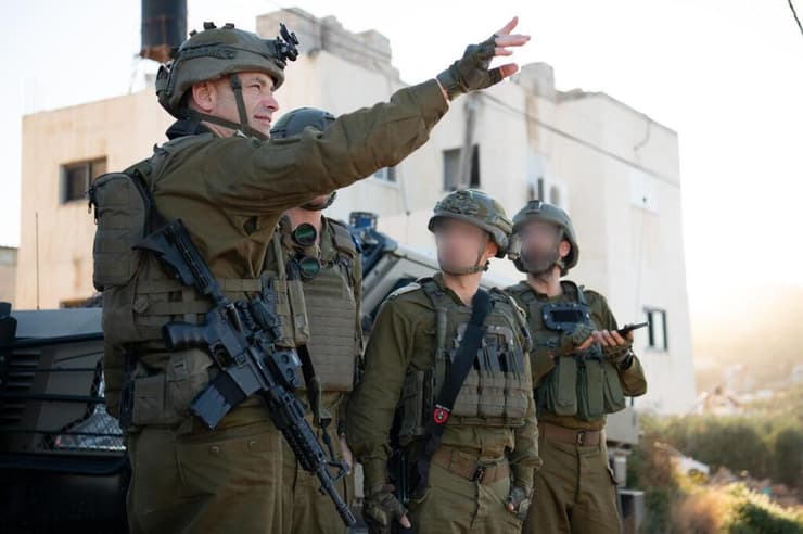  תת אלוף קובי הלר בשטח עם מפקדי עוצבת הקומנדו