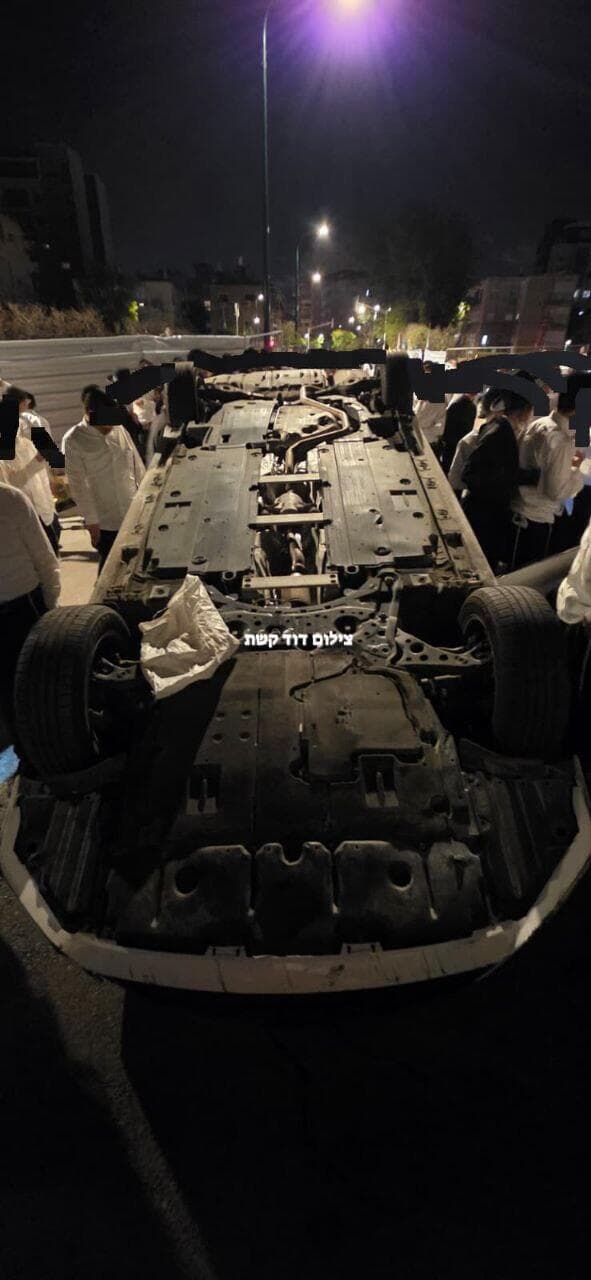 ניידת משטרה צבאית שהפכו החרדים הקיצונים ברמת גן