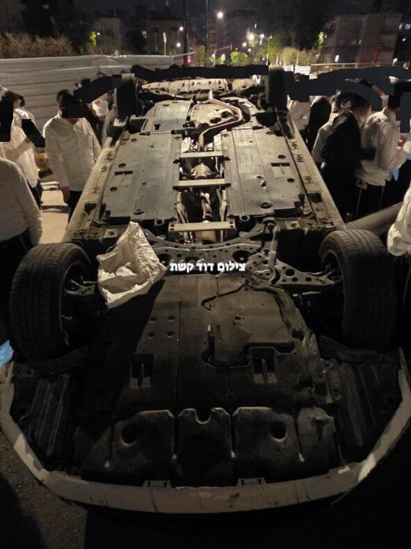 ניידת משטרה צבאית שהפכו החרדים הקיצונים ברמת גן