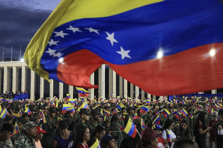 צילום: Jesus Vargas/Getty Images נשיא ונצולה בצעדה צבאית ואזרחית