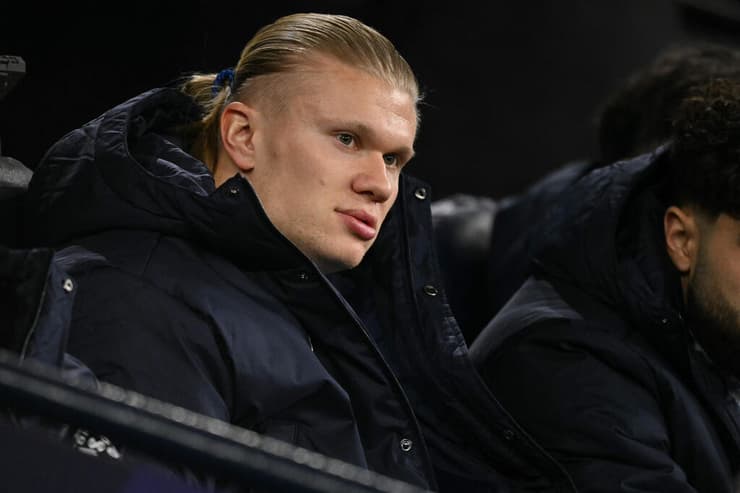 פתח על הספסל. הולאנד (צילום: Oli SCARFF / AFP) הולאנד