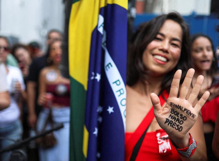 ברזיל מתנגדת של ז'איר בולסונרו חוגגת את מעצרו 23 נובמבר 2025 כיתוב יד "סוף סוף בולסונרו נעצר" סאו פאולו