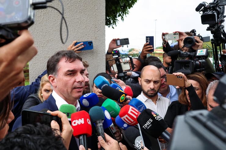 הסנאטור פלאביו בולסונרו בנו של ז'איר בולסונרו ברזיל מדבר אחרי שביקר את אביו במטה המשטרה ברזיליה