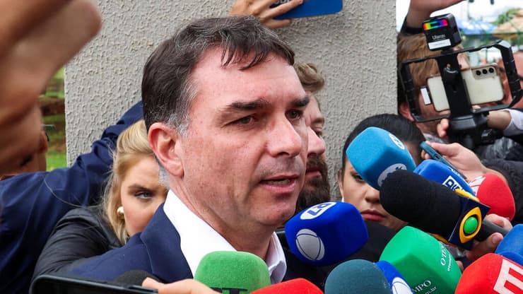 פלאביו בולסונרו (צילום: REUTERS/Mateus Bonomi) הסנאטור פלאביו בולסונרו בנו של ז'איר בולסונרו ברזיל מדבר אחרי שביקר את אביו במטה המשטרה ברזיליה