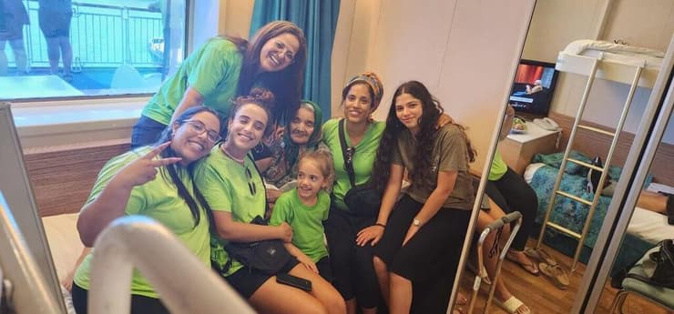 מרים ליבי עם חלק קטן מהמשפחה