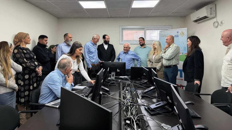 שר הבינוי והשיכון חיים כץ וצמרת משרדו פותחים את ההגרלה ה 10- של דירה בהנחה (צילום: דוברות שר הבינוי והשיכון) שר הבינוי והשיכון חיים כץ וצמרת משרדו פותחים את ההגרלה ה 10- של דירה בהנחה