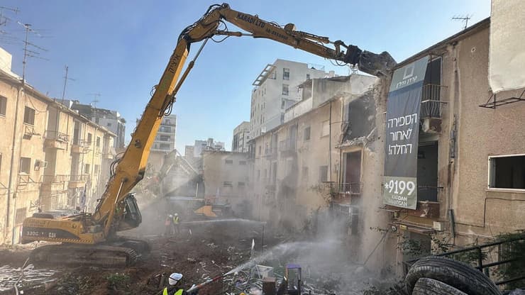 "צריך להגדיר את ההתחדשות העירונית כפרויקט לאומי". הריסת מבנים ישנים בפרויקט עוזיאל ברמת גן של חברת קרדן (צילום: עמי לאור) "צריך להגדיר את ההתחדשות העירונית כפרויקט לאומי". הריסת מבנים ישנים בפרויקט עוזיאל ברמת גן של חברת קרדן