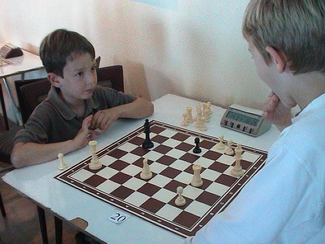 אלון וניצן, אז בני 5, משחקים בפעם הראשונה אחד מול השני