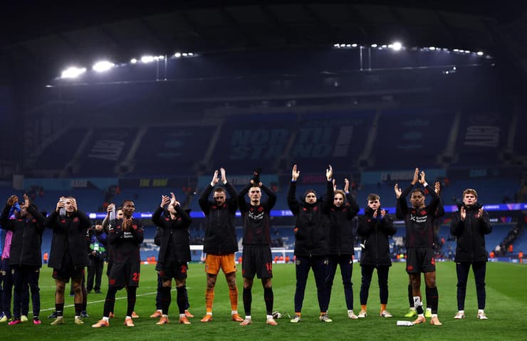 שחקני לברקוזן מודים לקהל שעשה את כל הדרך לאיתיחאד (צילום: Action Images via Reuters/Lee Smith) שחקני לברקוזן מודים לקהל שעשה את כל הדרך לאיתיחאד