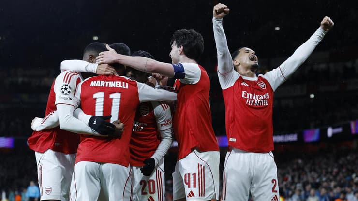 שחקני ארסנל חוגגים