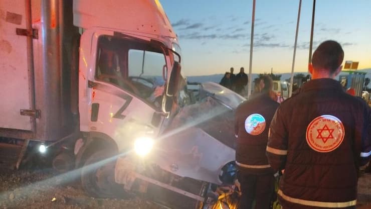 זירת התאונה בכביש 1 (צילום: תיעוד מבצעי מד"א) תאונת דרכים כביש 1, ים המלח