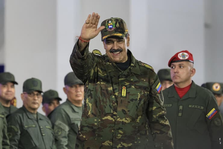 נשיא ונצואלה מדורו. גנב את הבחירות והושבע לכהונה שלישית (צילום: Jesus Vargas/Getty Images) נשיא ונצולה בצעדה צבאית ואזרחית