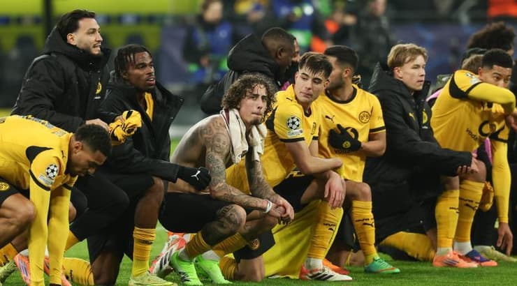 שחקני דורטמונד חוגגים בסיום