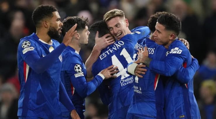 שחקני צ'לסי חוגגים עם ליאם דלאפ