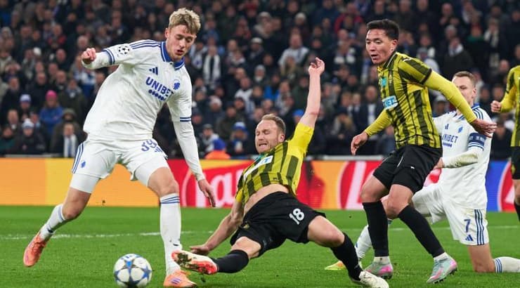 דן גלזר מנסה לעצור שחקן של קופנהאגן (IMAGO) דן גלזר מנסה לעצור שחקן של קופנהאגן