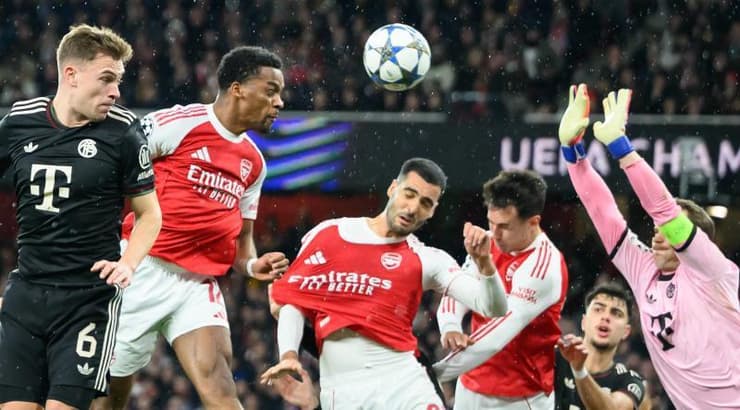 יוריאן טימבר נוגח לרשת (IMAGO) יוריאן טימבר נוגח לרשת