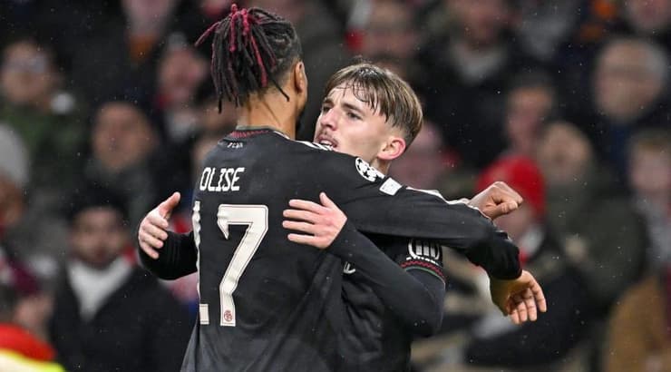 מייקל אוליסה ולנארט קארל חוגגים (IMAGO) מייקל אוליסה ולנארט קארל חוגגים