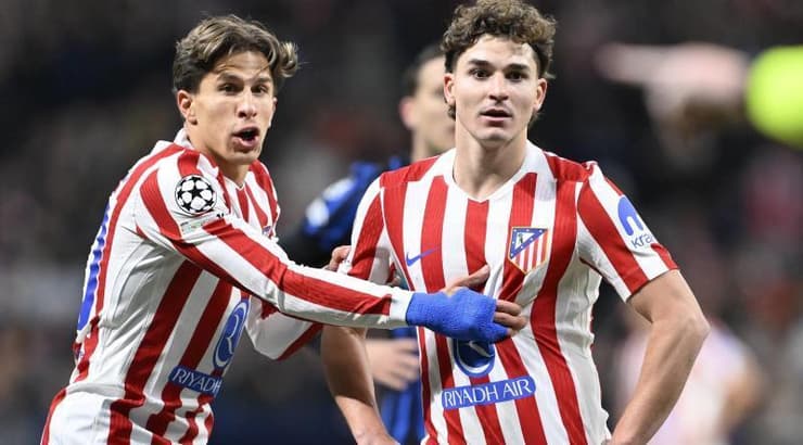 חוליאן אלברס וג'וליאנו סימאונה מחכים שהשער יאושר (IMAGO) חוליאן אלברס וג'וליאנו סימאונה מחכים שהשער יאושר