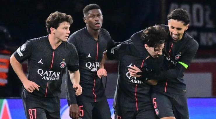 שחקני פאריס חוגגים עם ויטיניה (IMAGO) שחקני פאריס חוגגים עם ויטיניה