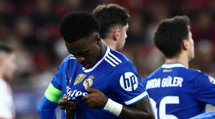 ויניסיוס מנשק את הסמל ושולח מסר ברור