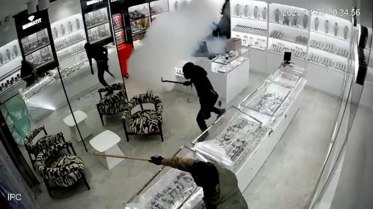 השודדים בתוך החנות (צילום: סעיף 27א לפי חוק זכויות יוצרים) פריצה לחנות תכשיטים באופקים