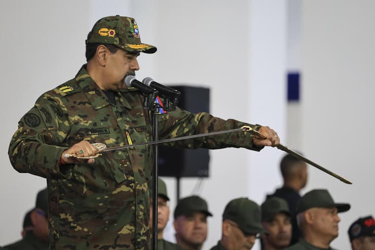 נשיא ונצולה מחזיק את חרב הגיבור סיימון בוליבר