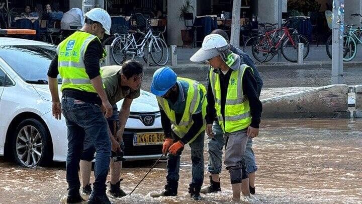 עובדים בקפלן לאור ההצפה