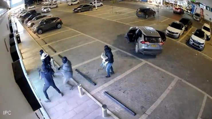 הפריצה מחוץ לעסק (צילום: סעיף 27א לפי חוק זכויות יוצרים) פריצה לחנות תכשיטים באופקים