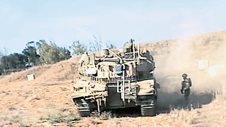 הטנק של "צוות פרץ" ב-7 באוקטובר (צילום: צילום מסך מתוך התוכנית "עובדה") הטנק של "צוות פרץ" בבוקר 7 באוקטובר 2023