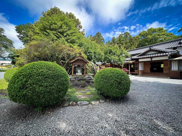 הדוגו באיוואמה. כך הוא נראה מבחוץ