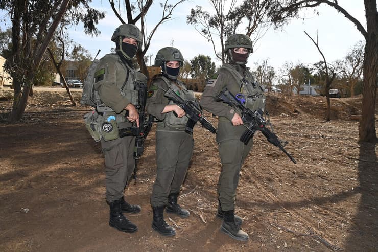 הקצח"רים סרן ד"ר ש' מגולני, סרן ד"ר ש' מחטיבה 7 וסרן ד"ר ת' מ־401