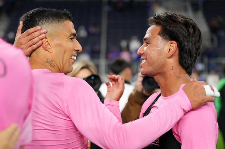 סוארס חוגג עם טלאסקו סגוביה אחרי העלייה לגמר המזרח