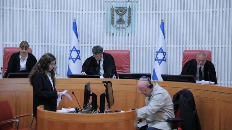 הרכב השופטים בפתח הדיון בעתירה על מינוי השופט בדימוס בן חמו לניהול חקירת הפצ"רית