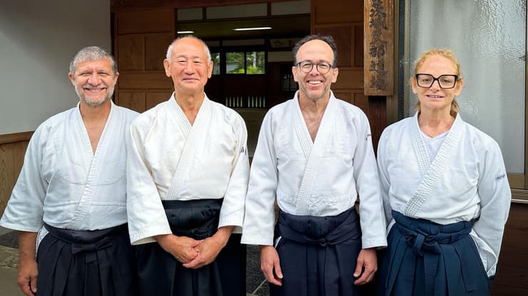 עם המורה הבכיר אינגקי סנסיי, שני משמאל