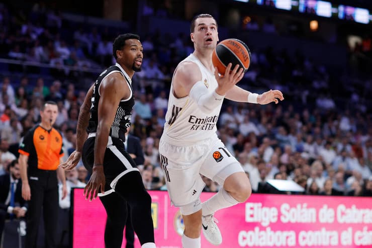 שחקן ריאל מדריד מריו הזוניה מול שחקן פרטיזן בלגרד סטרלינג בראון