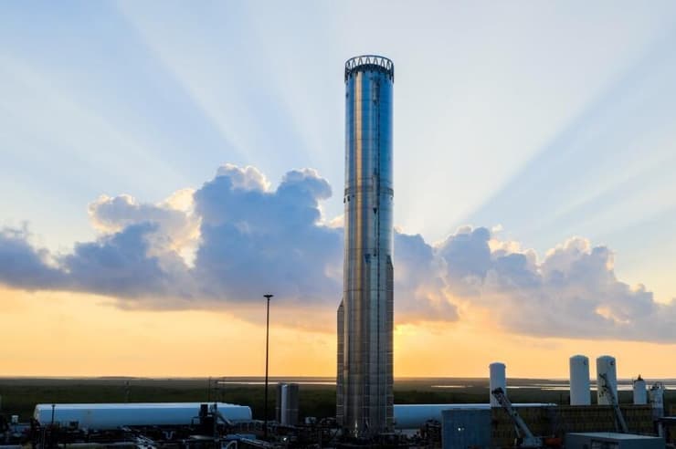 כך זה נראה לפני הפיצוץ. הצבת טיל השיגור בוסטר 18 באתר מסי לקראת הבדיקות הראשונות שלו ביום שישי שעבר (צילום: SpaceX) כך זה נראה לפני הפיצוץ. הצבת טיל השיגור בוסטר 18 באתר מסי לקראת הבדיקות הראשונות שלו ביום שישי שעבר