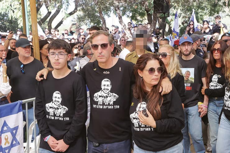 משפחתו של איתי חן ז"ל בהלוויתו