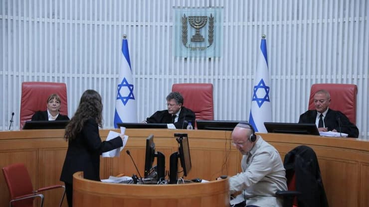 הרכב השופטים בפתח הדיון בעתירה על מינוי השופט בדימוס בן חמו לניהול חקירת הפצ"רית