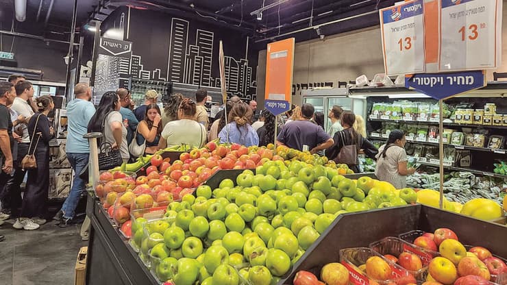 תור לרכשית אייפון 17 בסניף של רשת ויקטורי