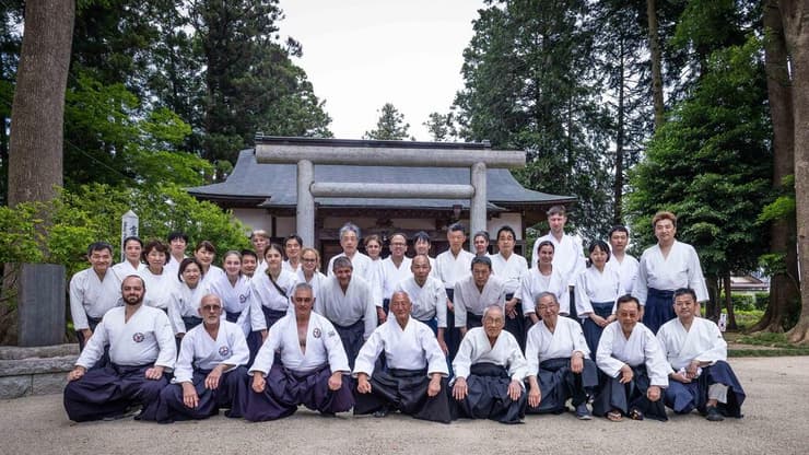 משתתפי הסדנה, מחוץ למקדש האייקידו