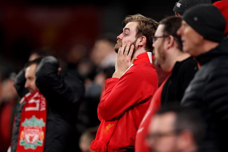 גם האוהדים כבר שבורים מהמצב (צילום: Carl Recine/Getty Images) גם האוהדים כבר שבורים מהמצב