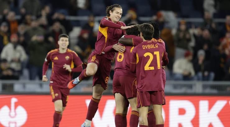 שחקני רומא מתחבקים לאחר השער