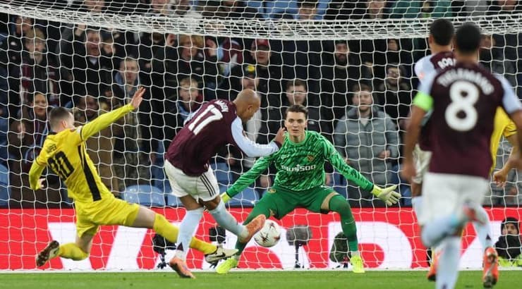 דונייל מאלן מכניע את השוער