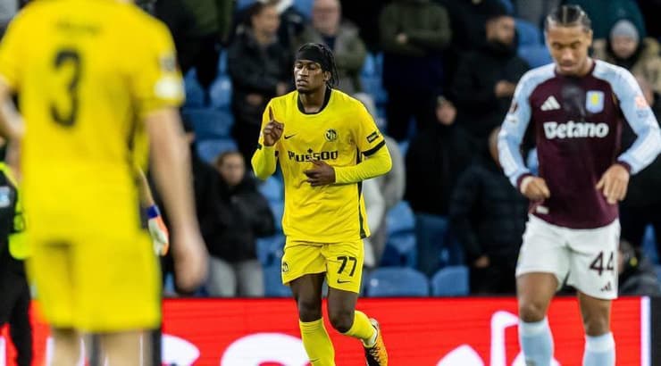 ג'ול מונטיירו חוגג את השער המצמק