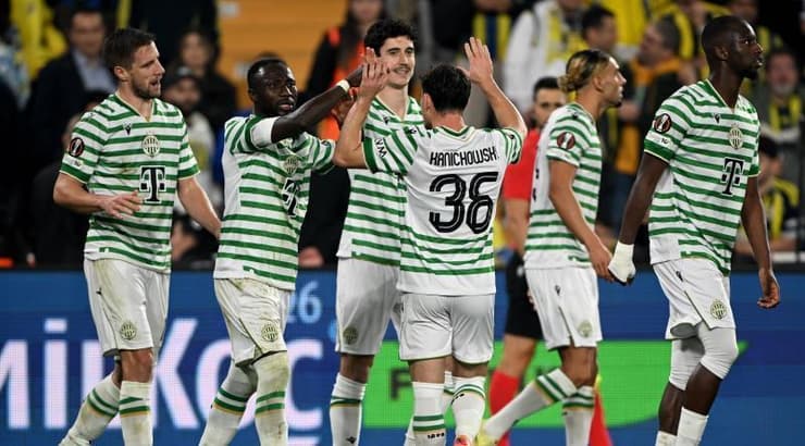 שחקני פרנצווארוש חוגגים עם גבי קניקובסקי